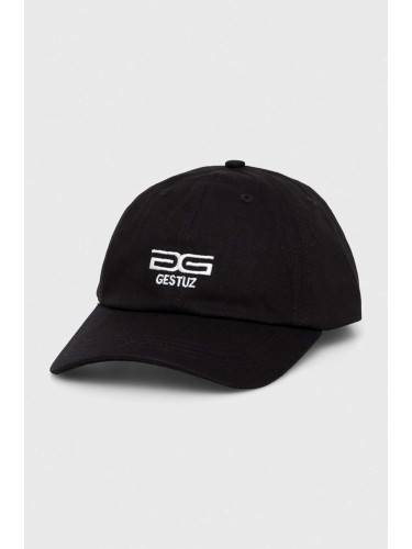 Памучна шапка с козирка Gestuz в черно с апликация 10908928