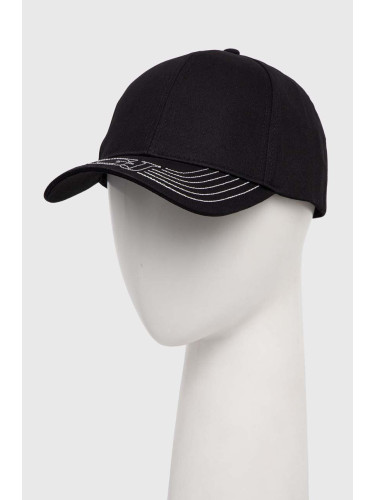 Памучна шапка с козирка Guess в черно с апликация V4RZ02 WFKN0