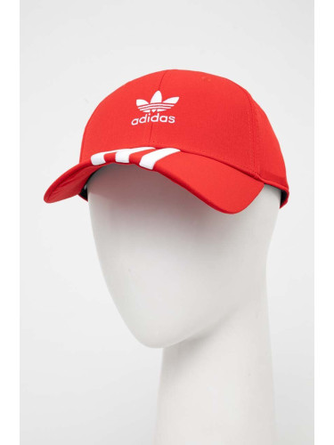 Шапка с козирка adidas Originals 0 в червено с апликация  IS4631