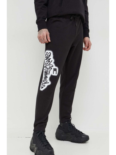 Спортен панталон Tommy Jeans в черно с принт DM0DM18376