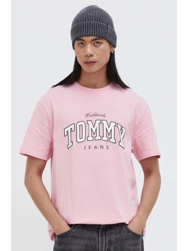 Памучна тениска Tommy Jeans в розово с принт DM0DM18287