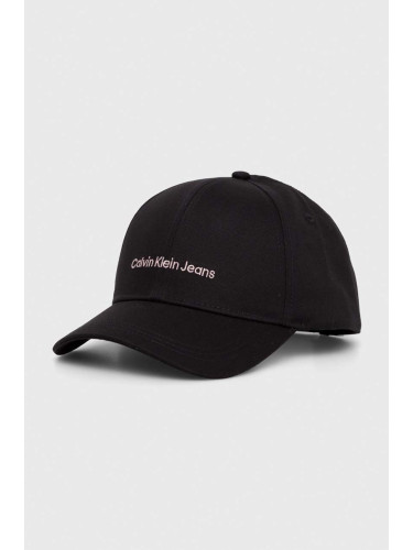Памучна шапка с козирка Calvin Klein Jeans в черно с апликация K60K608849