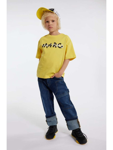 Детска памучна тениска Marc Jacobs в златисто с принт