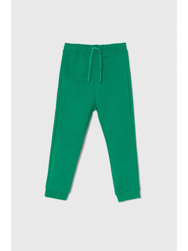 Детски памучен спортен панталон United Colors of Benetton в зелено с изчистен дизайн