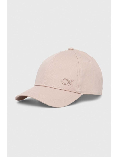 Памучна шапка с козирка Calvin Klein в бежово с апликация K60K612000