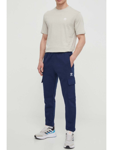 Спортен панталон adidas Originals Trefoil Essentials Cargo Pants в синьо с апликация IP2757