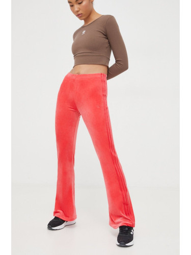 Кадифен спортен панталон adidas Originals 0 в розово с апликация IT7563