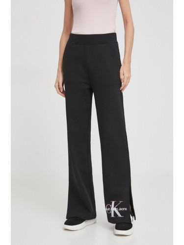 Памучен спортен панталон Calvin Klein Jeans в черно с принт J20J223422