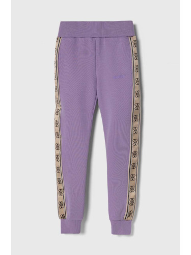 Детски спортен панталон Guess в лилаво с апликация