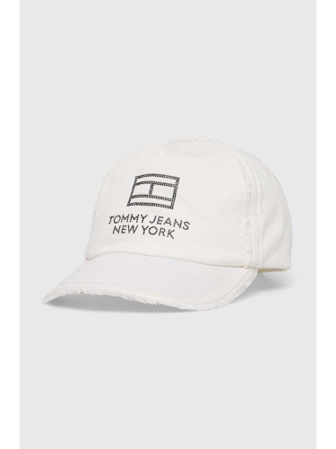 Памучна шапка с козирка Tommy Jeans в бяло с апликация AW0AW15851