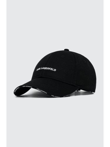 Памучна шапка с козирка Karl Lagerfeld в черно с апликация