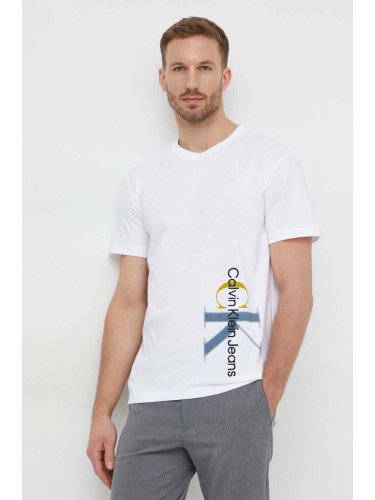 Памучна тениска Calvin Klein Jeans в бяло с апликация J30J324783