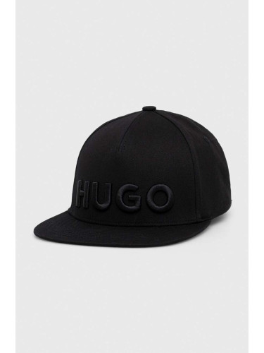 Шапка с козирка HUGO в черно с апликация 50510116
