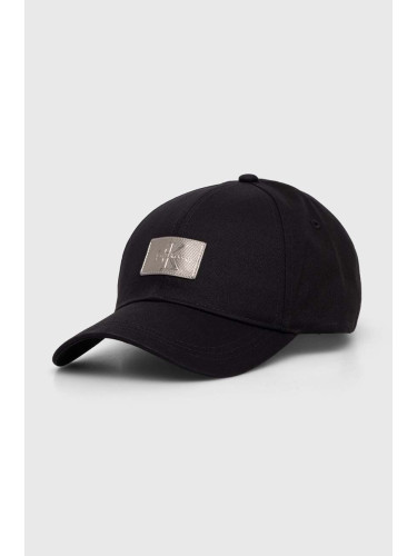 Памучна шапка с козирка Calvin Klein Jeans в черно с апликация