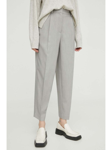 Панталон Bruuns Bazaar в сиво с кройка по тялото, с висока талия