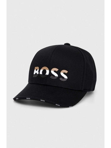 Памучна шапка с козирка BOSS в черно с апликация