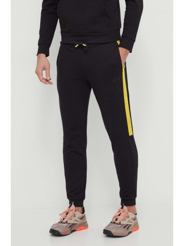 Памучен спортен панталон EA7 Emporio Armani в черно с принт