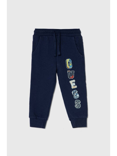 Детски памучен спортен панталон Guess в тъмносиньо с апликация