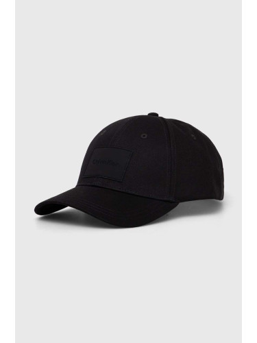 Памучна шапка с козирка Calvin Klein в черно с апликация