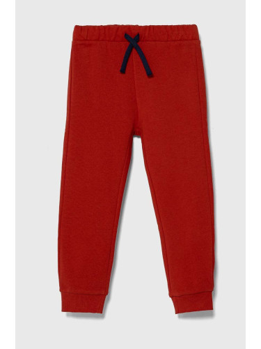 Детски памучен спортен панталон United Colors of Benetton в червено с изчистен дизайн