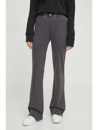 Панталон Calvin Klein Jeans в сиво с разкроени краища, висока талия J20J223126