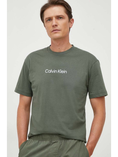 Памучна тениска Calvin Klein в зелено с десен K10K111346