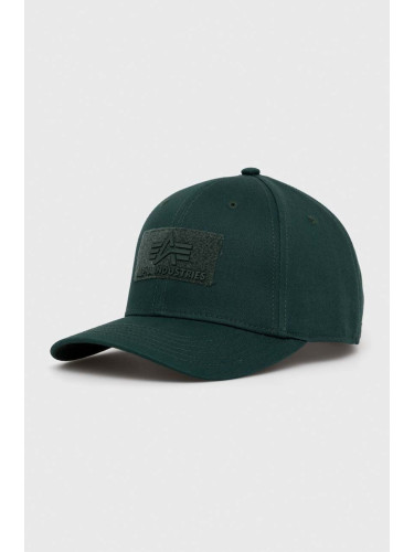 Памучна шапка Alpha Industries в зелено с апликация
