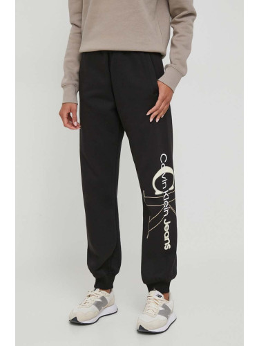 Спортен панталон Calvin Klein Jeans в черно с принт J20J222606