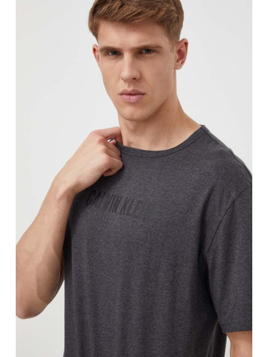 Домашна тениска от памук Calvin Klein Underwear в сиво с принт 000NM2567E