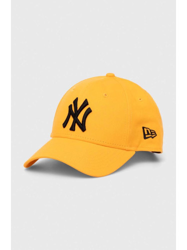 Памучна шапка с козирка New Era в оранжево с апликация NEW YORK YANKEES