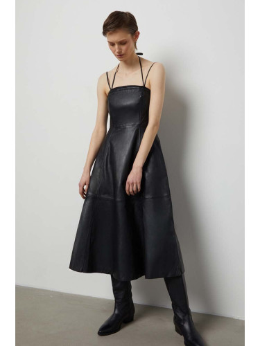 Кожена рокля Answear Lab в черно среднодълга разкроена