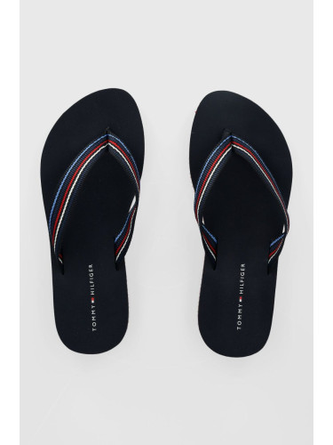 Джапанки Tommy Hilfiger WEDGE STRIPES BEACH SANDAL в тъмносиньо със скосена платформа FW0FW07858