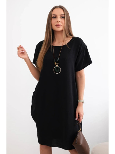 Dress with pockets and pendant in black