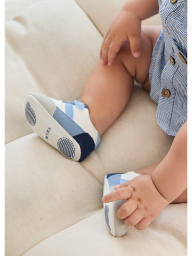 Бебешки бели буйки с елементи в син цвят Mayoral