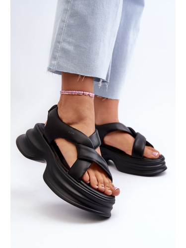 Women's leather sandals on a chunky sole in black GOE