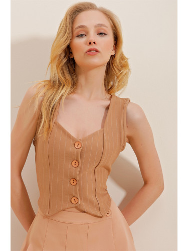 Trend Alaçatı Stili Women's Beige Heart Collar Buttoned Striped Vest