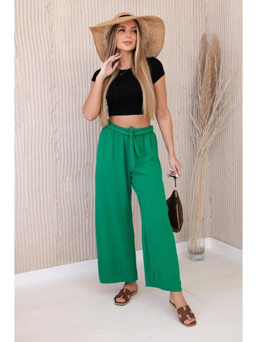 Wide-waisted trousers in green colour