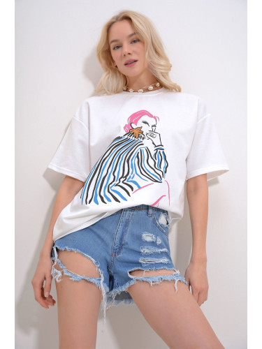 Trend Alaçatı Stili Women's White Crew Neck Front Printed 2 Thread Oversize T-Shirt