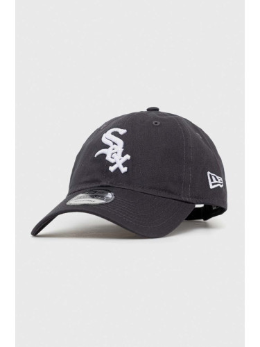 Памучна шапка с козирка New Era в сиво с апликация CHICAGO WHITE SOX