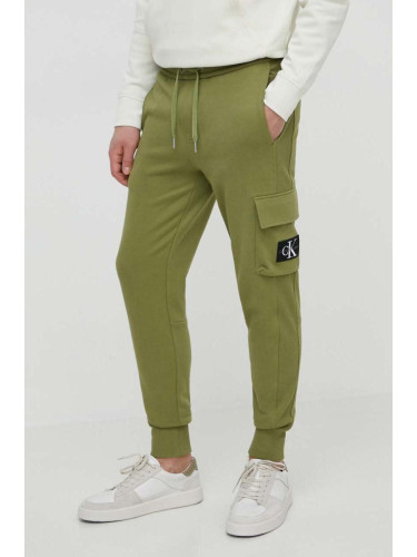 Памучен спортен панталон Calvin Klein Jeans в зелено с изчистен дизайн J30J324683