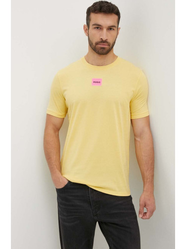 Памучна тениска HUGO в жълто с апликация 50447978