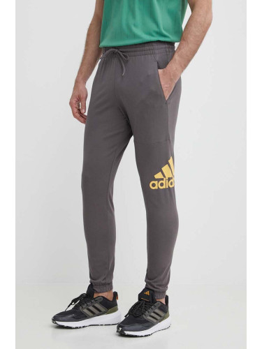 Спортен панталон adidas в сиво с принт IR9989