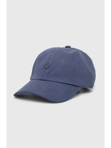 Памучна шапка с козирка adidas Originals в синьо с изчистен дизайн IS4635