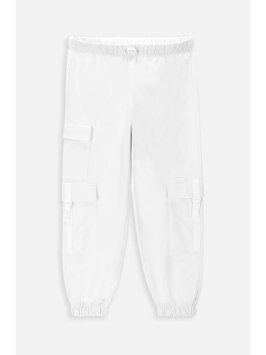 Детски памучен панталон Coccodrillo в бяло с изчистен дизайн
