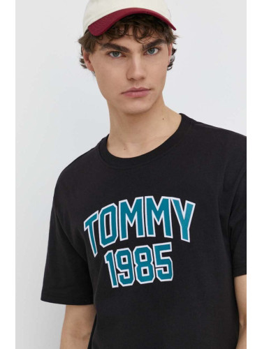 Памучна тениска Tommy Jeans в черно с принт DM0DM18559