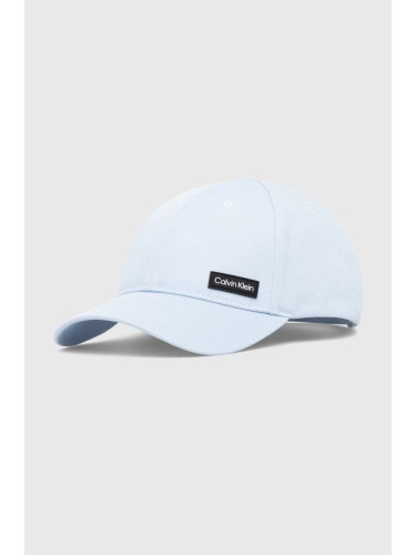 Памучна шапка с козирка Calvin Klein в синьо с апликация K50K510487