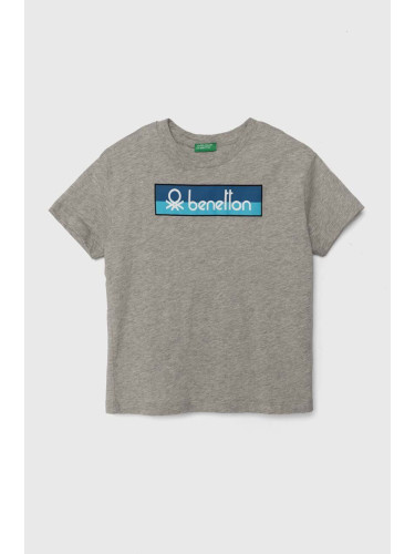Детска памучна тениска United Colors of Benetton в сиво с принт