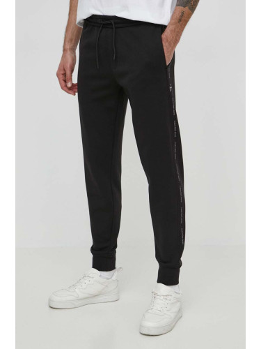Спортен панталон Calvin Klein Jeans в черно с принт J30J325494