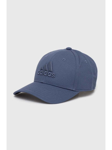 Памучна шапка с козирка adidas в синьо с апликация IR7904
