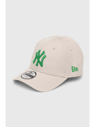 Памучна шапка с козирка New Era 9FORTY NEW YORK YANKEES в бежово с апликация 60503376
